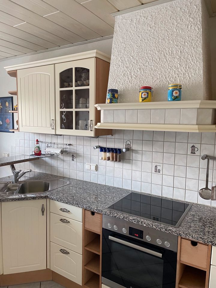 Küche Landhaus Vanille mit zum Teil neuen Einbaugeräten in Much