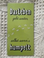 Holz-Schild „Das Leben geht weiter, selbst wenn‘s humpelt.“ Hamburg - Harburg Vorschau