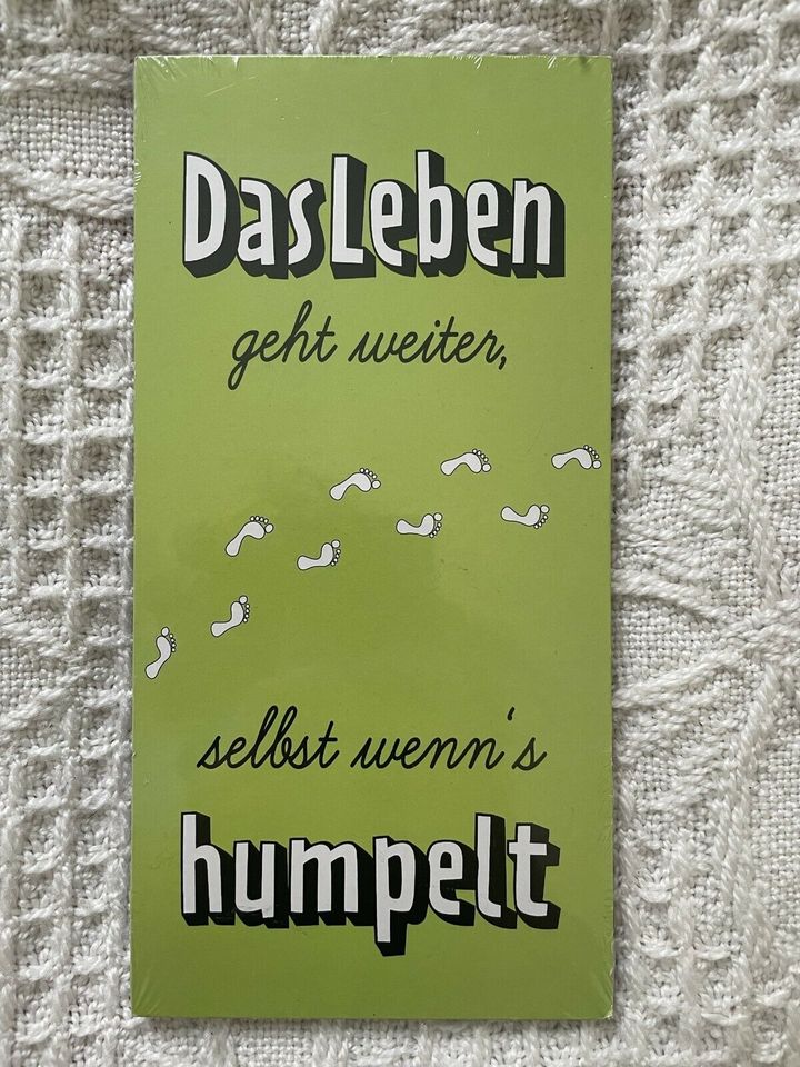 Holz-Schild „Das Leben geht weiter, selbst wenn‘s humpelt.“ in Hamburg