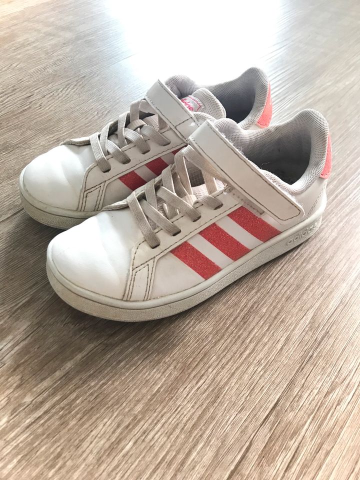 Adidas Sneaker Größe 28 rot Glitzer Streifen in Hildesheim