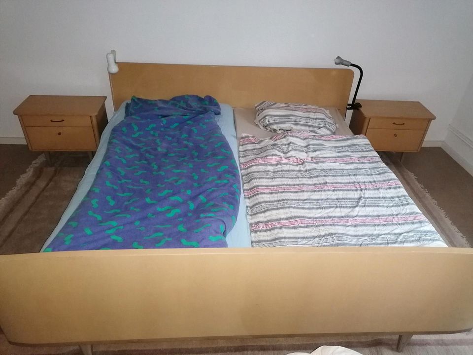 Ehebett mit zwei Nachtschränken in Einbeck