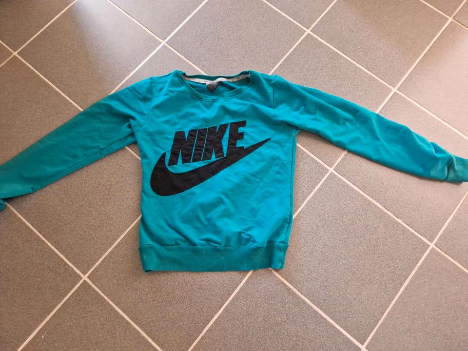Nike pullover hoddie in Bordesholm