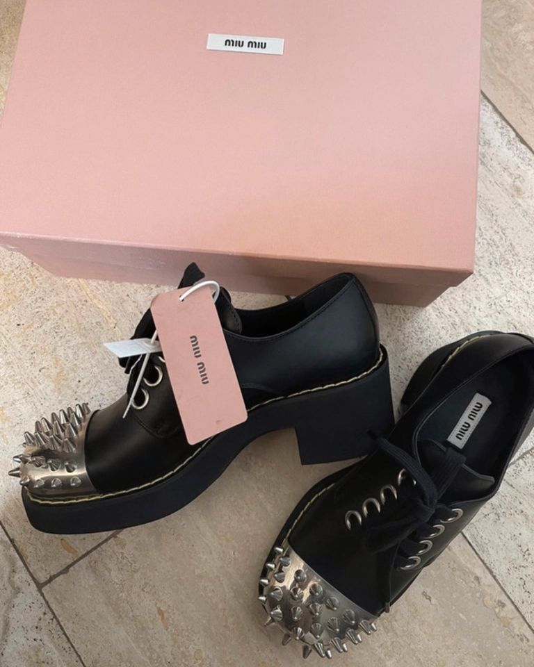 Miu Miu Nietenbesetzte Derby-Schuhe aus Leder in Düsseldorf