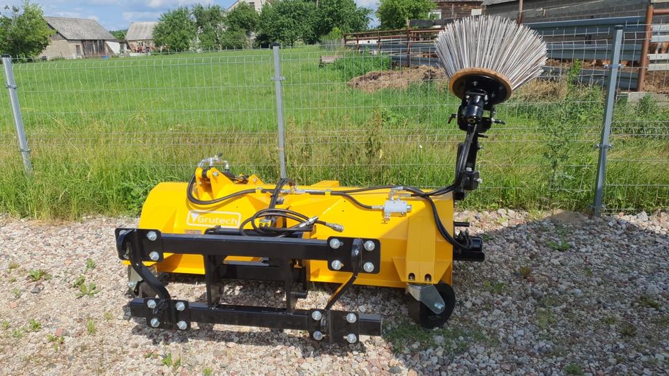 Kehrmaschine Kehrbesen Besen Grutech Garantie in Büdingen