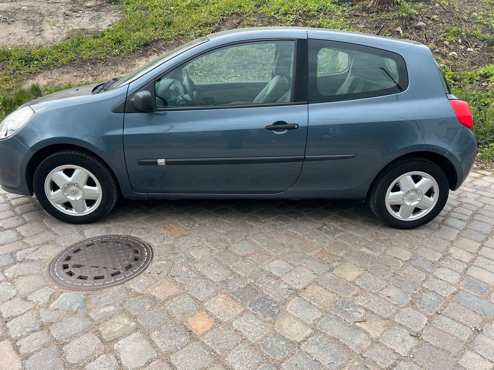 Renault Clio tüv neu in Dresden