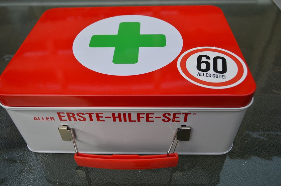 ERSTE HILFE KOFFER METALL - GESCHENKVERPACKUNG ... in Bergisch Gladbach