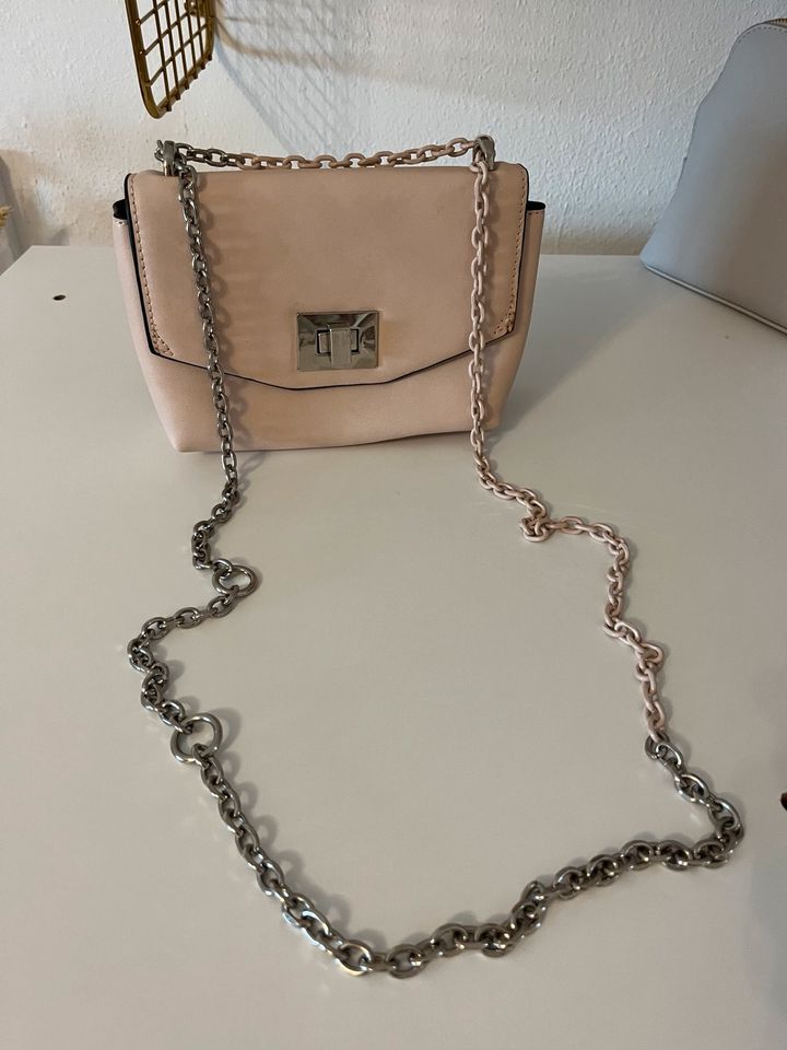 Handtasche Farbe Rosa mit Kette und Drehverschluss in Augsburg