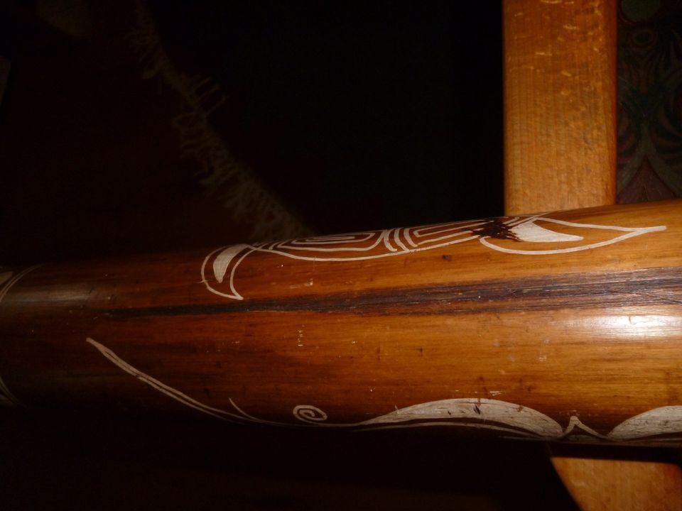 Didgeridoo aus Australien,mit Regenbogenschlangen Symbol Das Didg in Rust