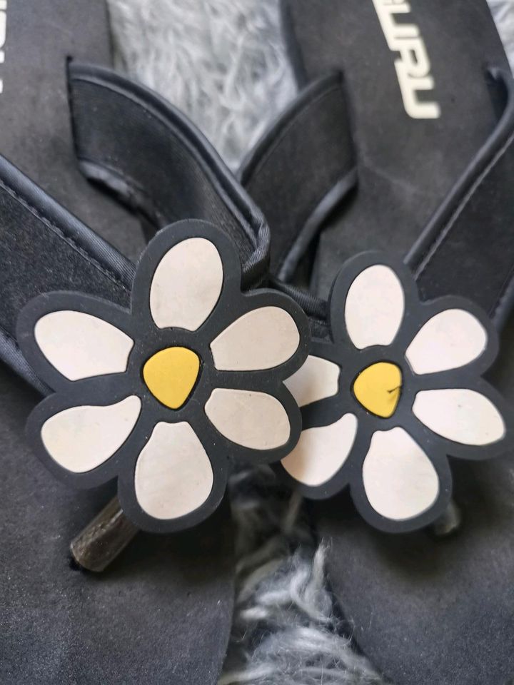 Schwarze FlipFlops mit einer Blume Gr. 37 in Bad Mergentheim