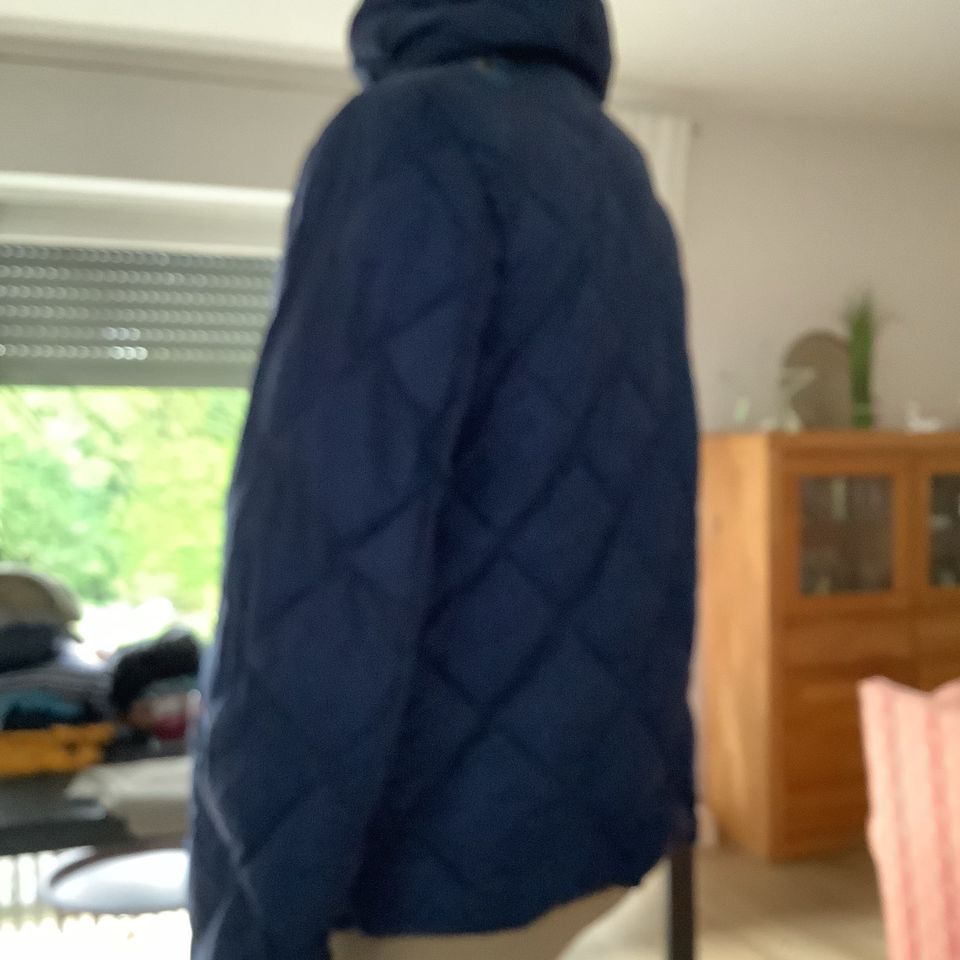 Schönste Kapuzen Steppjacke in XL bequem stylisch in Altenholz