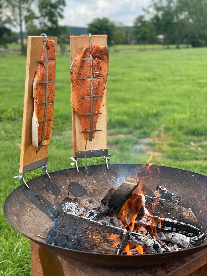 Flammlachsbretter 2er Set aus Buchenholz mit Edelstahl Halterung in Stadtilm