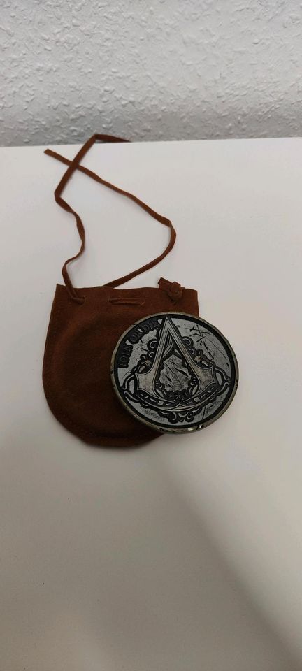 Assassin's Creed 3 Join or Die massive Münze mit Ledertasche in Wabern