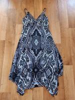 schönes Sommerkleid mit Zipfelsaum und Glitzersteinen Große 32/34 Berlin - Lichtenberg Vorschau
