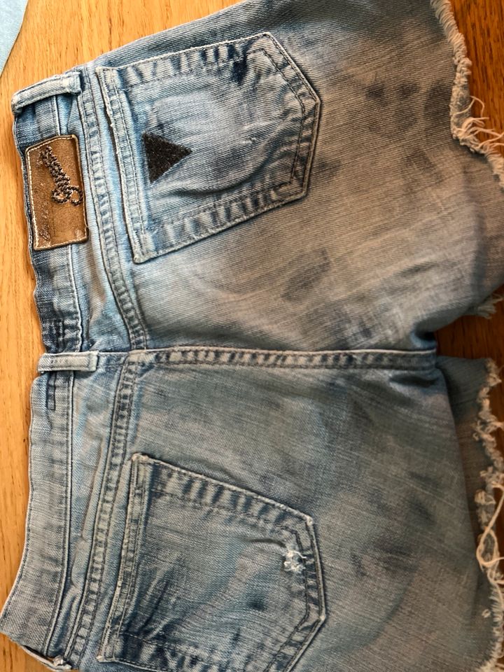 2 Shorts 164 Mädchen Jeans 1 x Guess in Wiesbaden