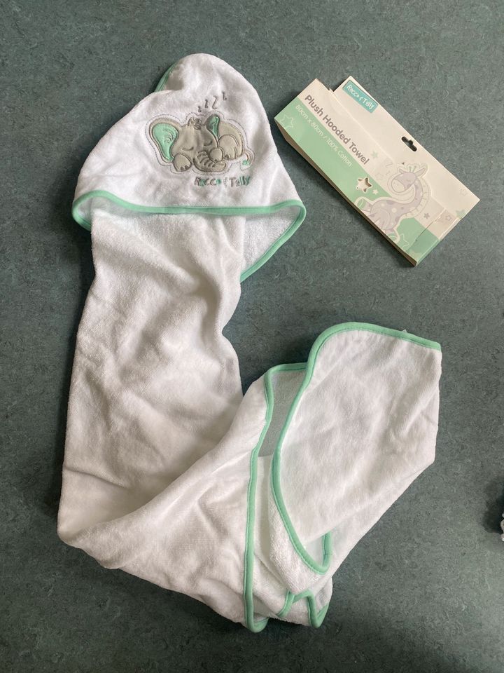 Baby Paket Handtuch mit Kapuze Rassel Kleid 0-3M 56 in Berlin