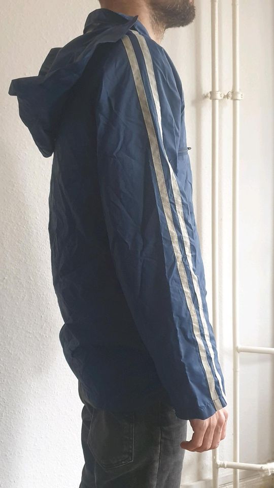 Windjacke blau, Größe 176, zwei Streifen, nicht Adidas in Berlin