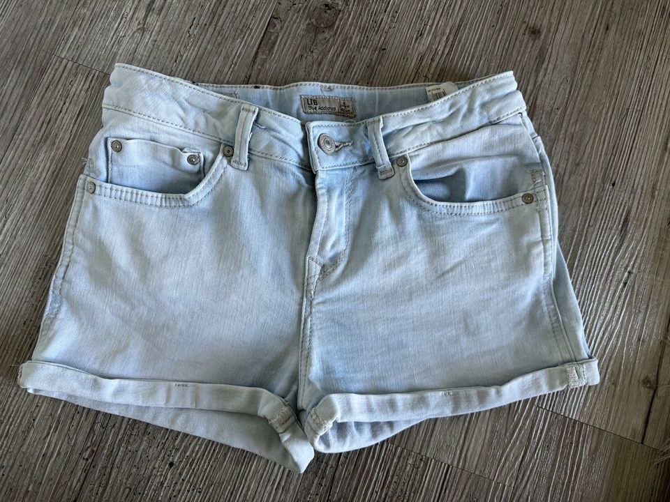 TOP Jeansshorts LTB hellblau Größe 152 in Bocholt