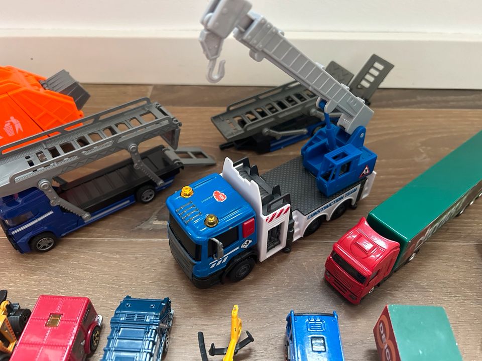 23 x Spielzeugautos, Hotwheels, Matchbox, Welly in Centrum