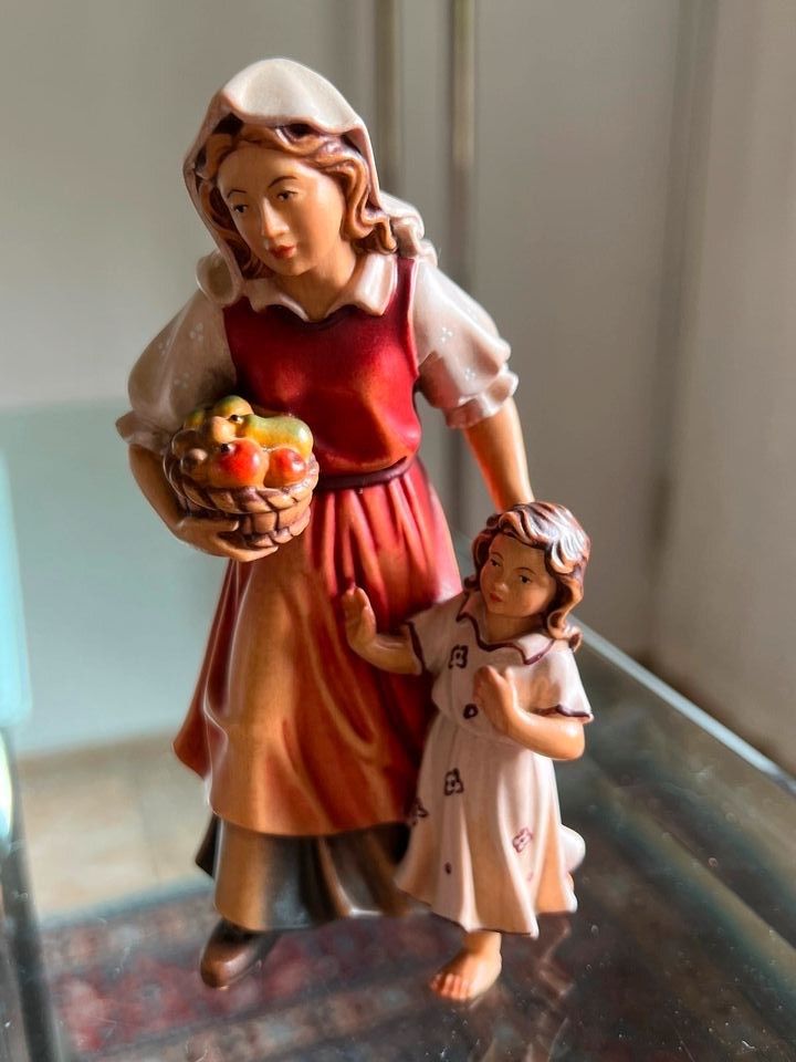 Frau mit Kind+Obstkorb Holzschnitzfigur,Oberammergau Kunsthandwer in Pulheim