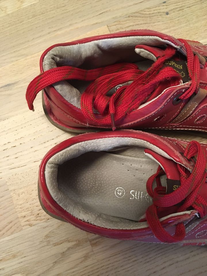 Schuhe rot in Angelbachtal