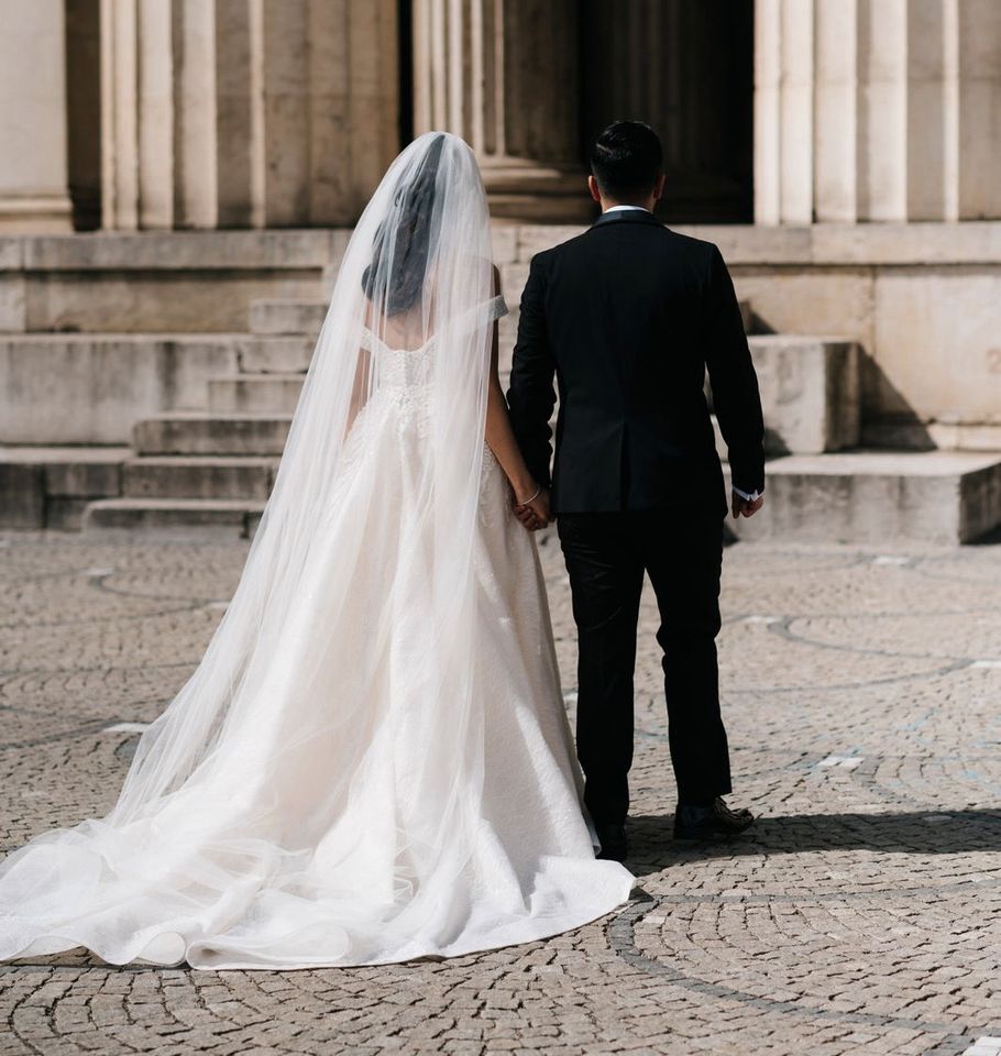 Brautkleid mit abnehmbarer Schleppe in München