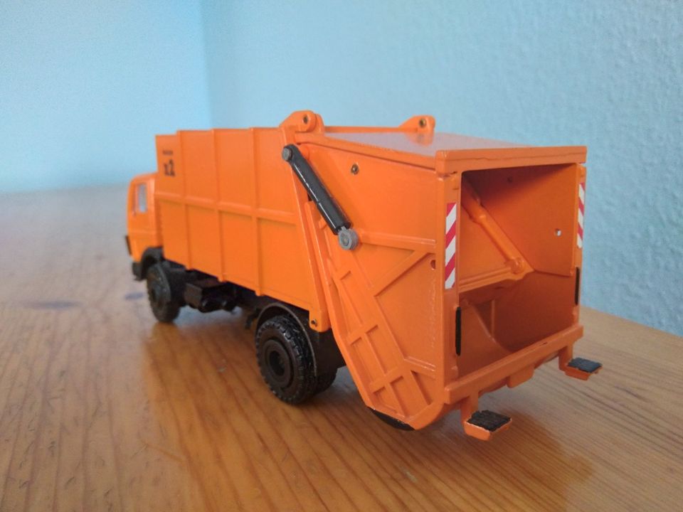 #25 CONRAD 3039 MB HALLER Pressmüllwagen Orange M15X-2 in Viöl