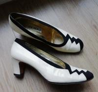 ESCADA Pumps Gr. 38,5 39 Vintage weiß Vintage Ledersohle Höhe 6cm Stuttgart - Stuttgart-Mitte Vorschau