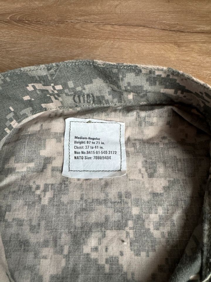 US Army Acu Jacke Hose diverse Pouches und Trinkblase in Hallstadt