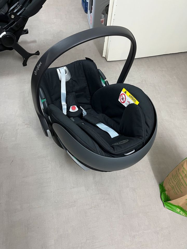 Maxi Cosi Cybex cloud z mit Neugeborenen Einlage in Kassel