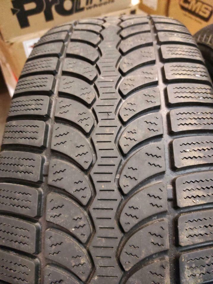 2 X Bridgestone Winterreifen 245/65R17 111T in Hameln