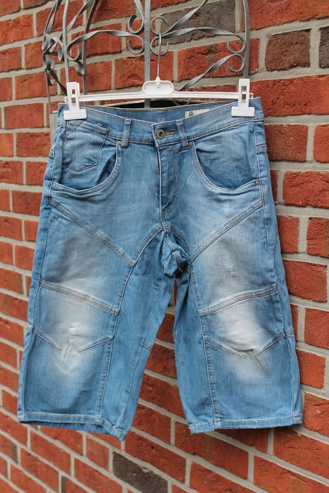 Kurze Herren Jeans Gr. 29 in hellerem blau mit tollen Waschungen in Wildeshausen