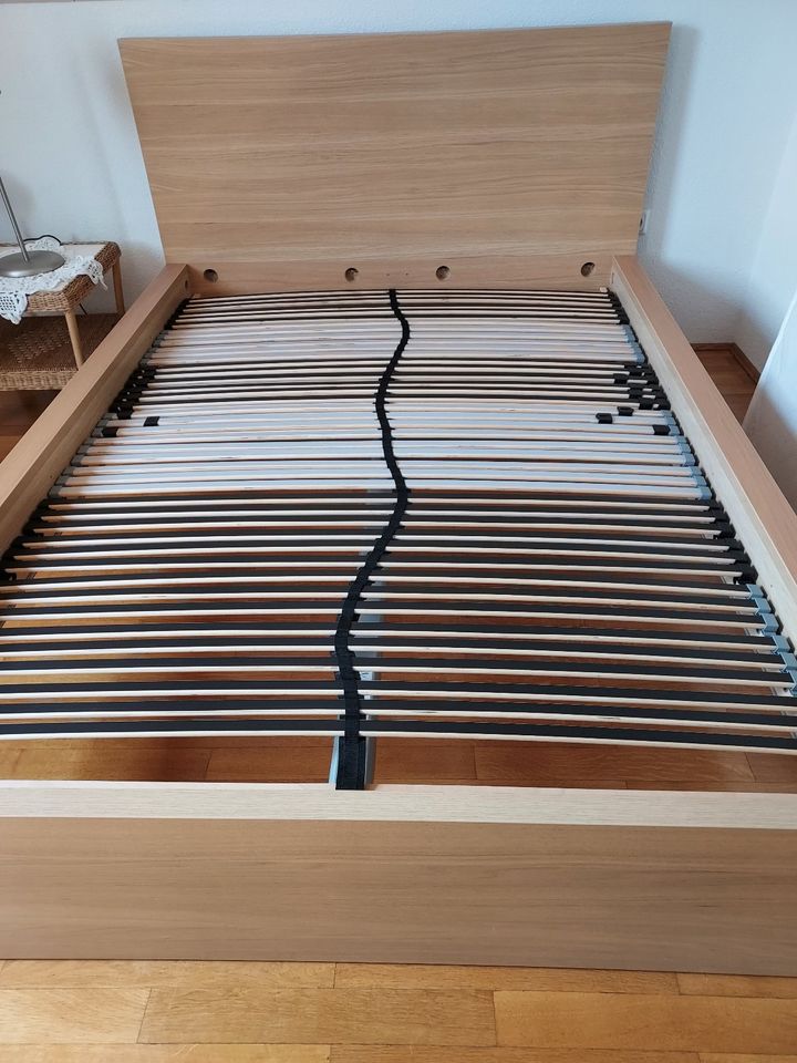Modernes Bett in Holzoptik, incl. Lattenrost in Munningen