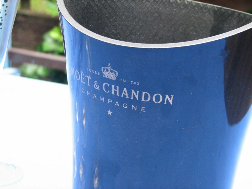 Moet & Chandon Ice Bucket mit 6 Millenium Champus Gläsern 2000 in Kirkel