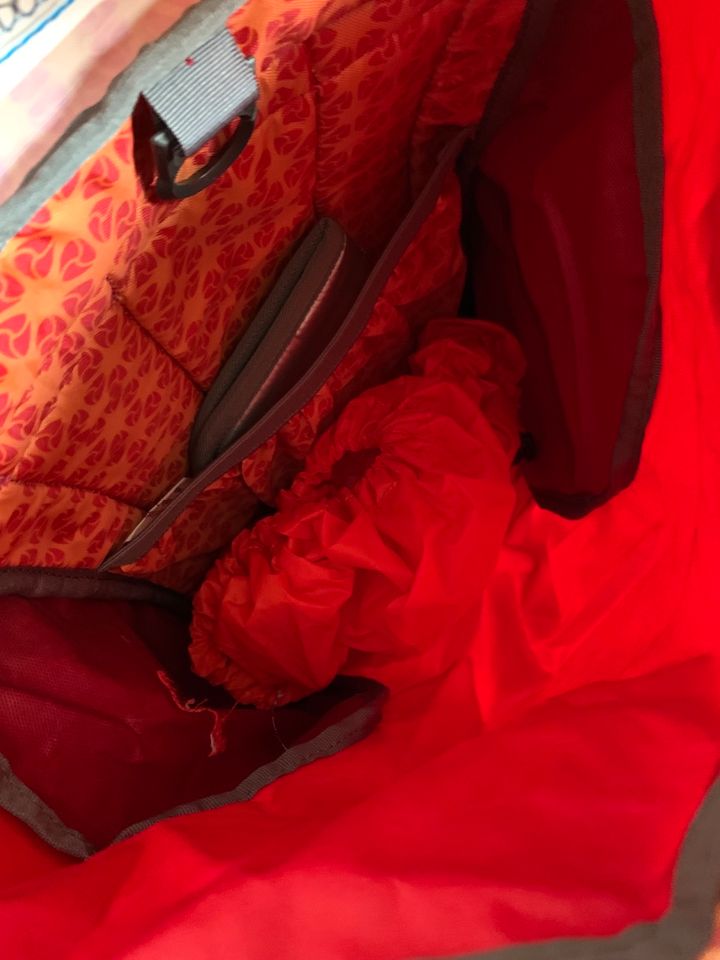 roter Rucksack mit Sitzkissen & Wasserschutz in Berlin