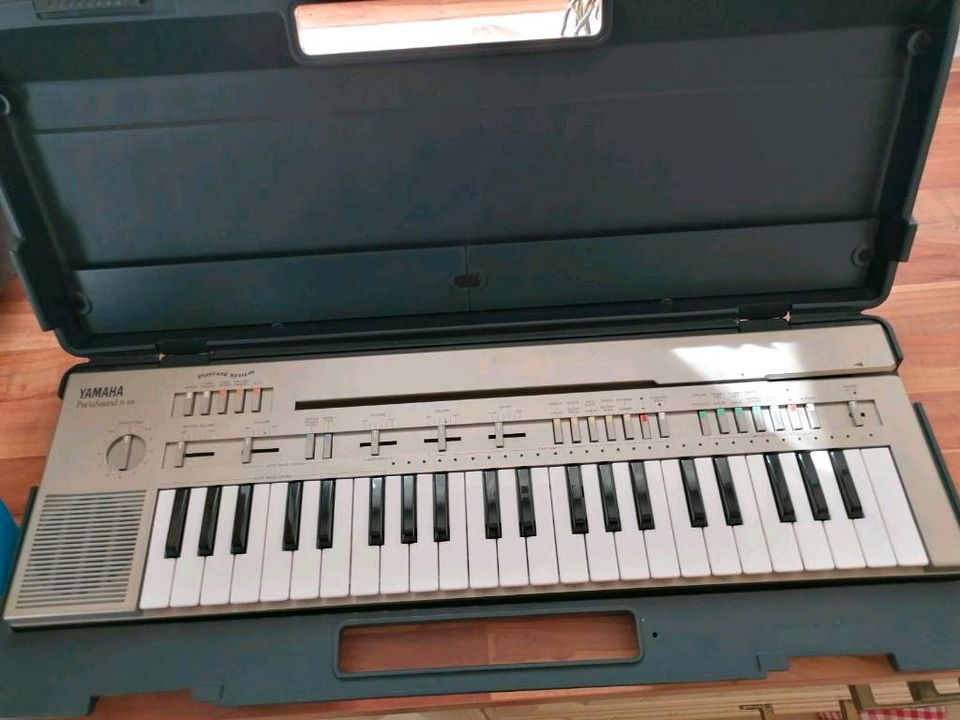 Keyboard Yamaha mit Koffer und Playcards System in Berlin