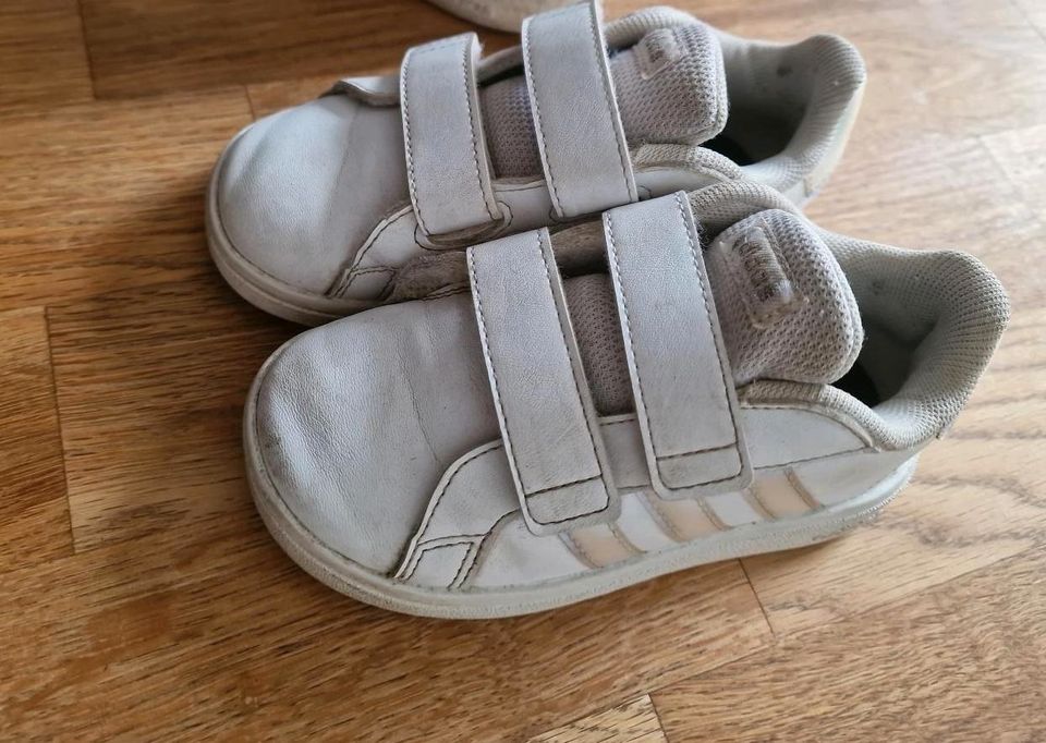 Kinderschuhe von adidas gr24 in Hamminkeln