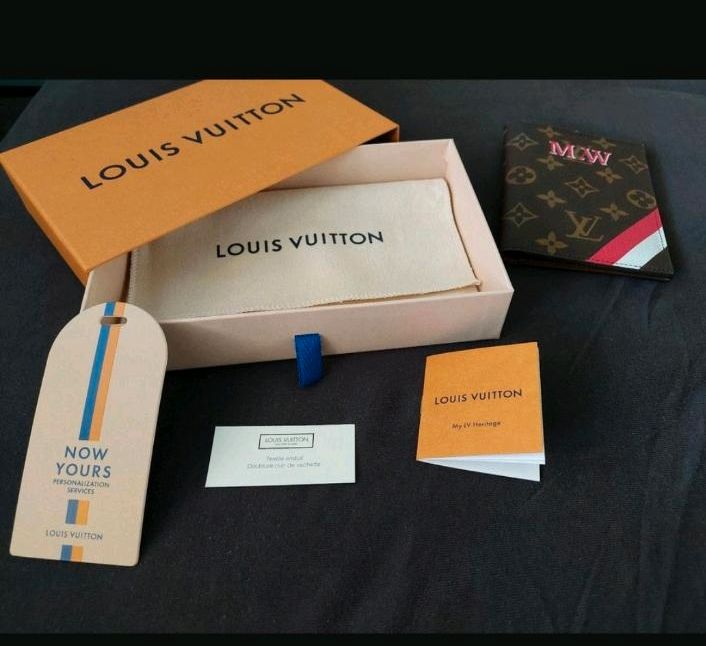 Reisepasshülle von Louis Vuitton in Berlin