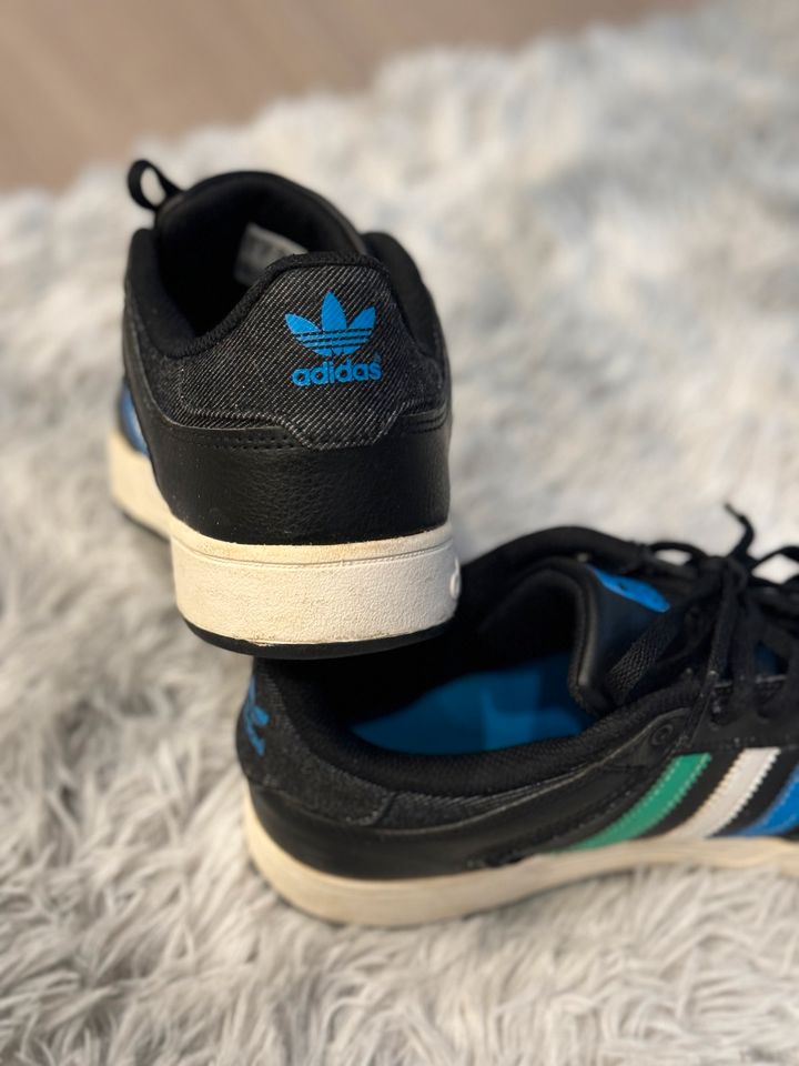 Adidas Sneaker schwarz blau grün weiß in Gr. 38,5 in Reichenberg