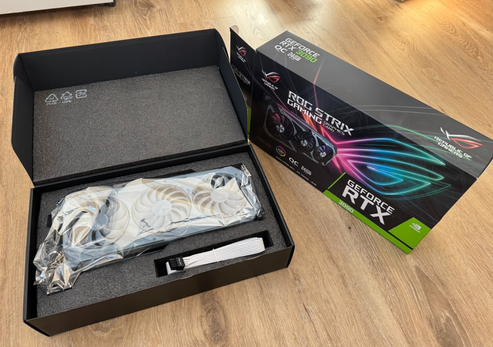 Nvidia RTX 3090 OC 24GB ASUS Rog Strix - RogStrix white - weiß in Nennslingen