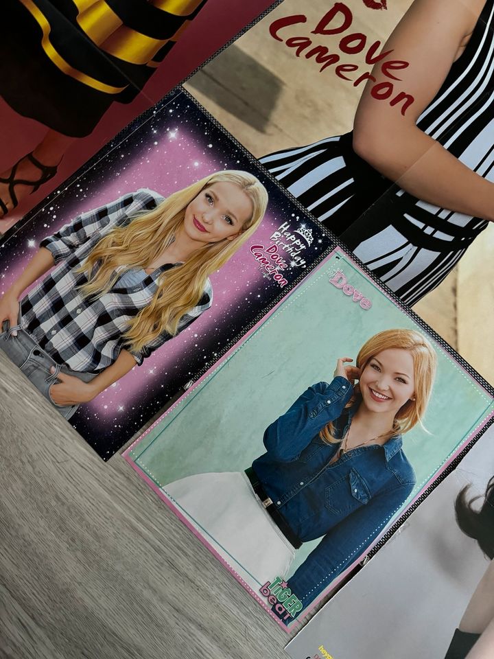 Dove Cameron Poster Set in Gerabronn