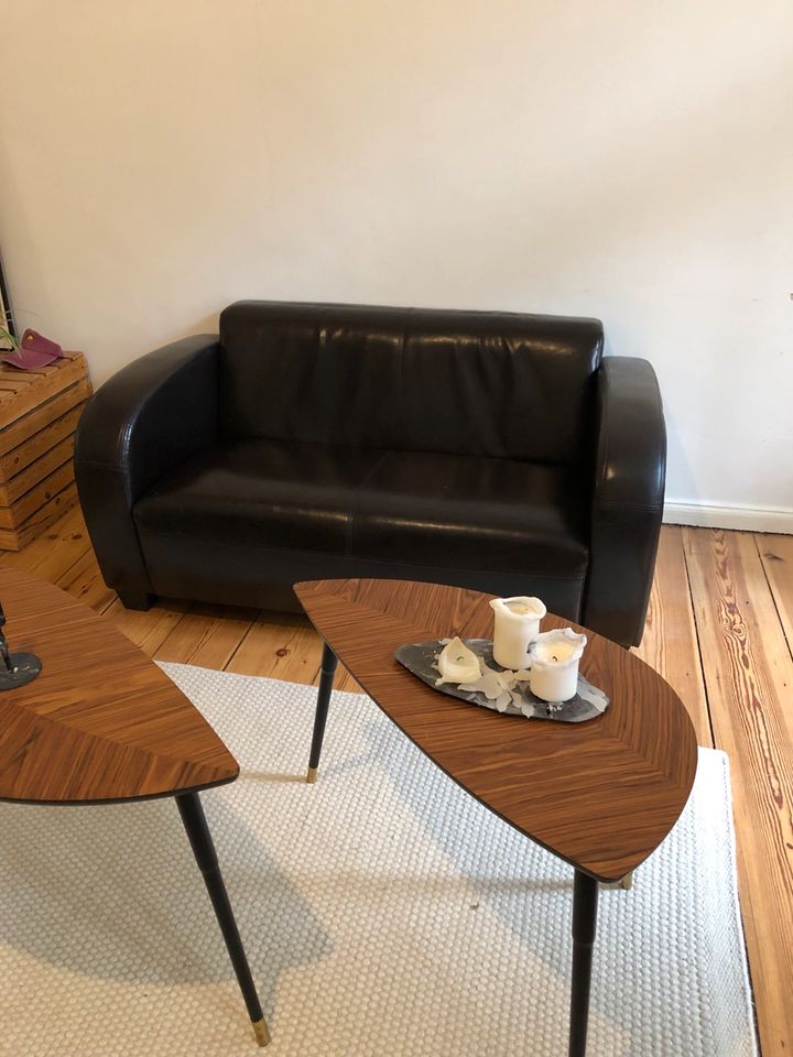 Couch wie neu, 2-Personen, Sofa, braunes Kunstleder in Berlin