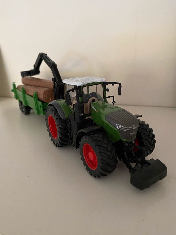 Fendt 1050 mit Holzanhänger Burago in Gedern