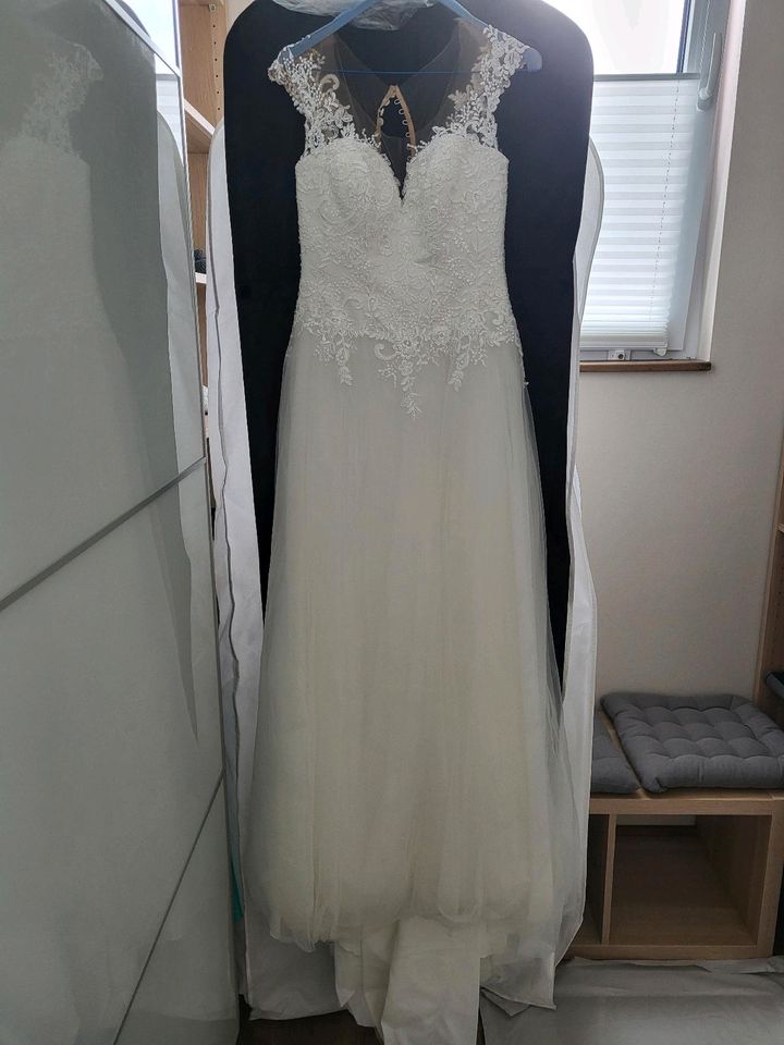 Brautkleid Größe 36 Ivory mit Schleppe, Tüll, Spitze und Glitzer in Reken