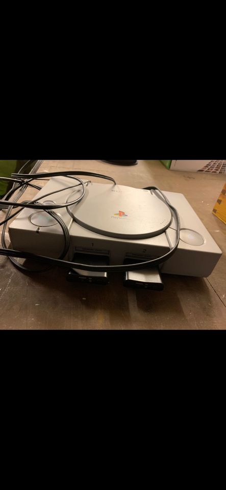 PlayStation 1 mit zwei Controllern in Krefeld