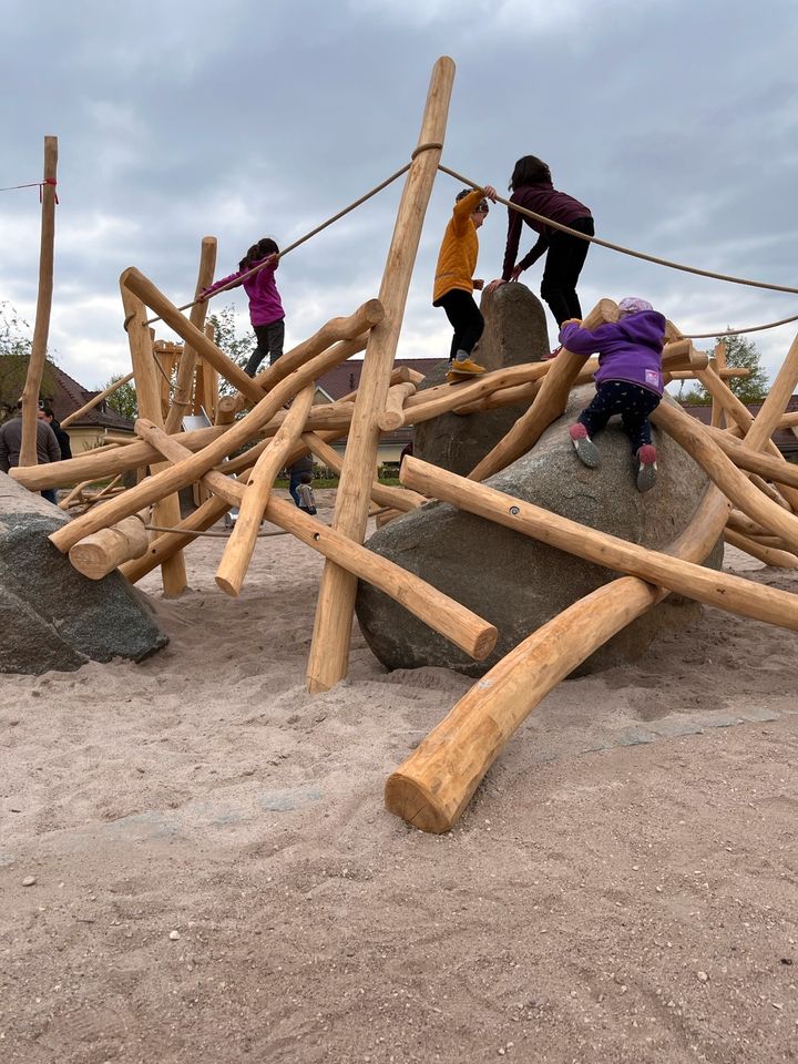 Spielplatz, Naturspielplatz,Findlinge, Klettersteine, Nestschaukel, Schaukel, Rutsche, Klettern, Kinder, Kindergärten, Schulen, Private- und öffentliche Spielplätze, Robinie in Uhingen