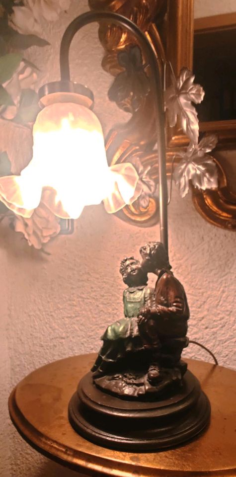 Jugendstil Tischlampe mit Figuren und Blütengläser in Künzelsau