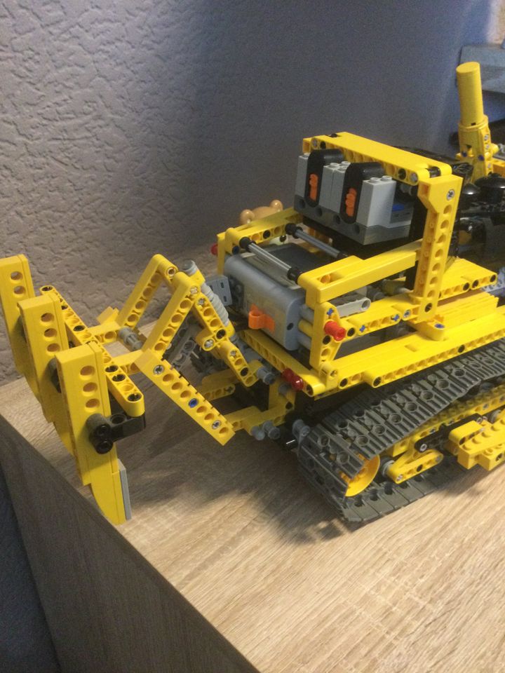 LEGO Technic 8275 RC Bulldozer mit Motor in Berlin