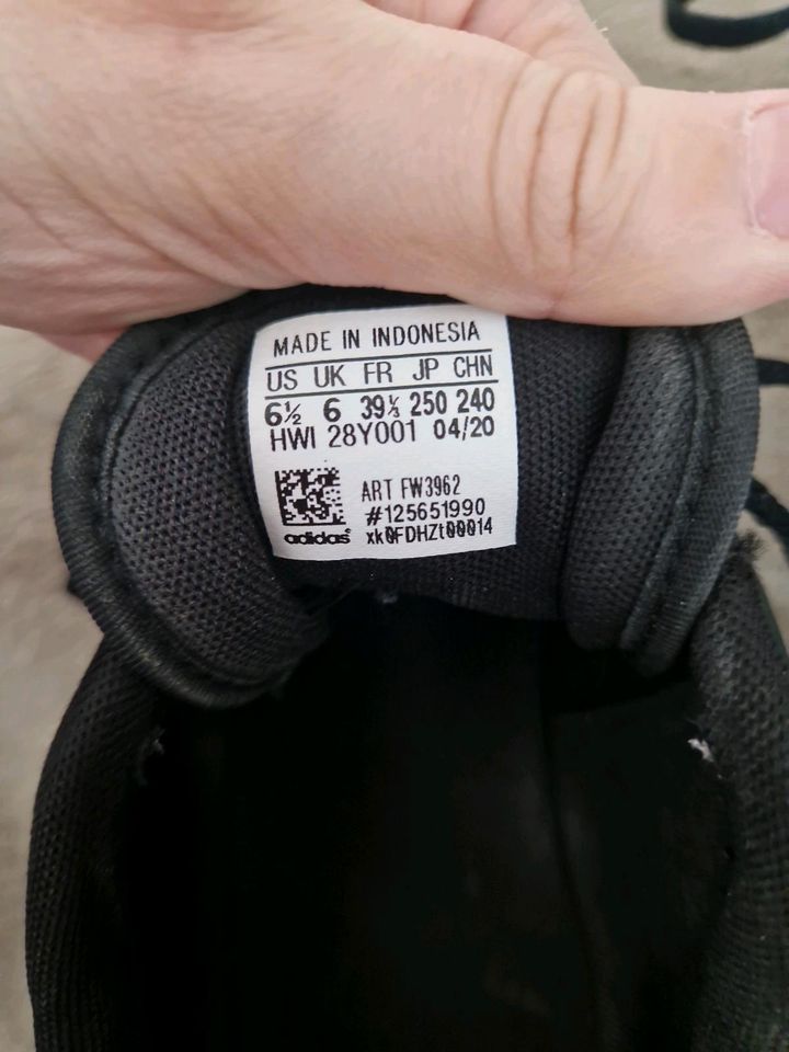 Adidas Schuhe Gr.39⅓ in Bocholt