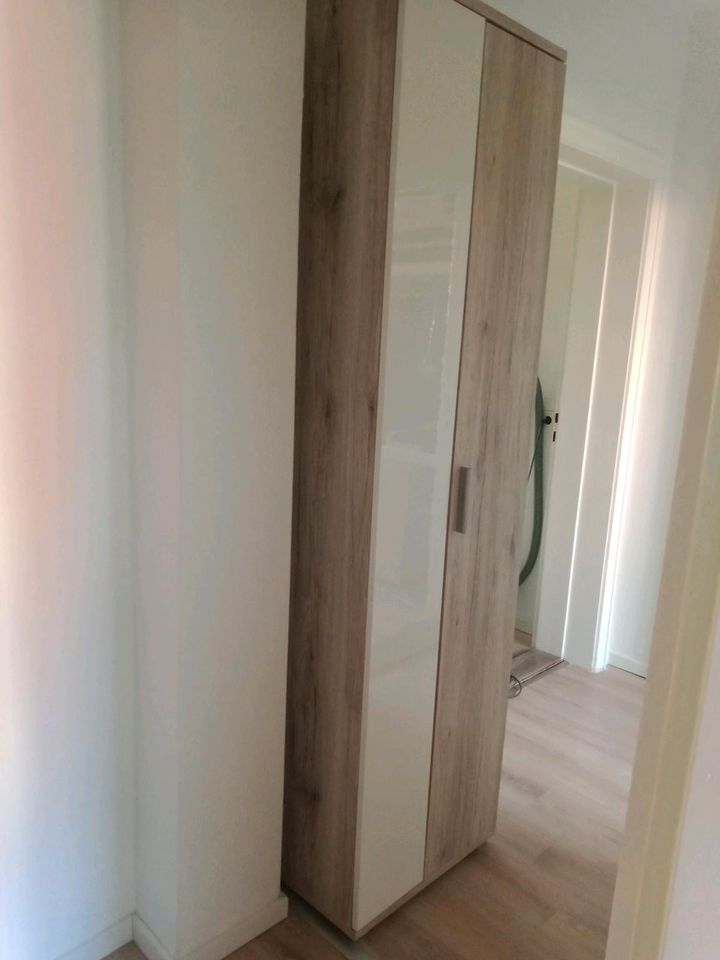 Schrank Garderobe weiß Holzoptik neuwertig in Rendsburg