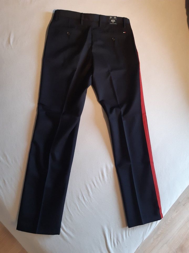 NEU Tommy Hilfiger Hose schwarz Mercer Chino Regular Größe 33 32 in Ennepetal